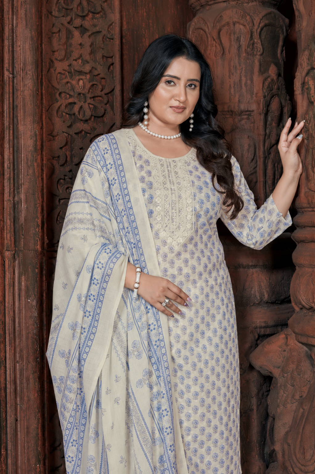 Indigo Ivory Set detail view
